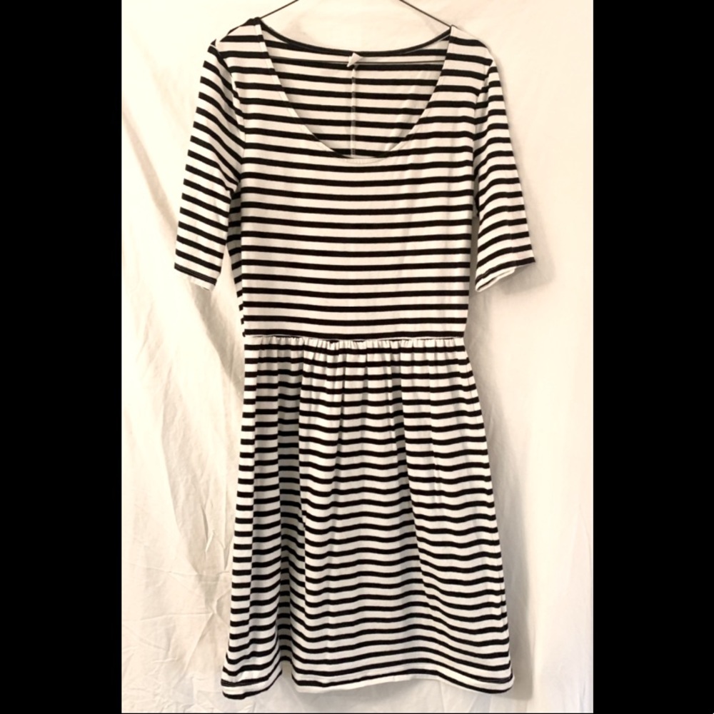 Old Navy Knit Black and White Striped Dress